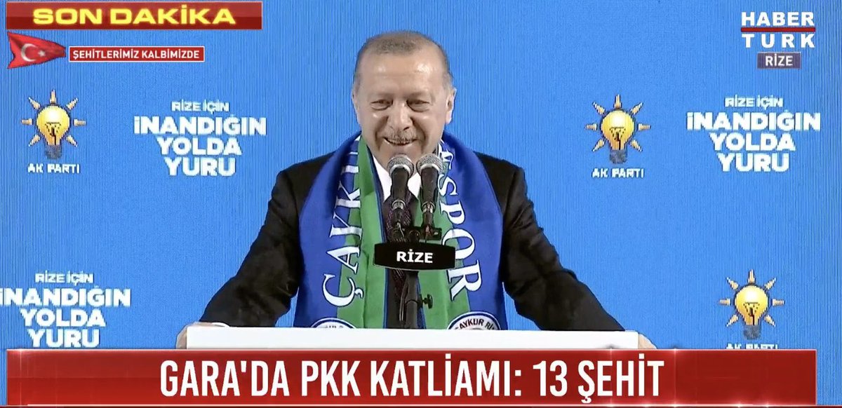 Dün Boğaziçili gençlere "şehidimiz varken karda eğleniyorlar" provokasyonu yapan alçak yandaş medyaya sesleniyorum. 
Bu fotoğrafı “şehidimiz varken CB kongrede keyiften sırıtıyordu” diye haberleştirecek yüreğiniz var mı? @Sabah <a href="/takvim/">Takvim</a>