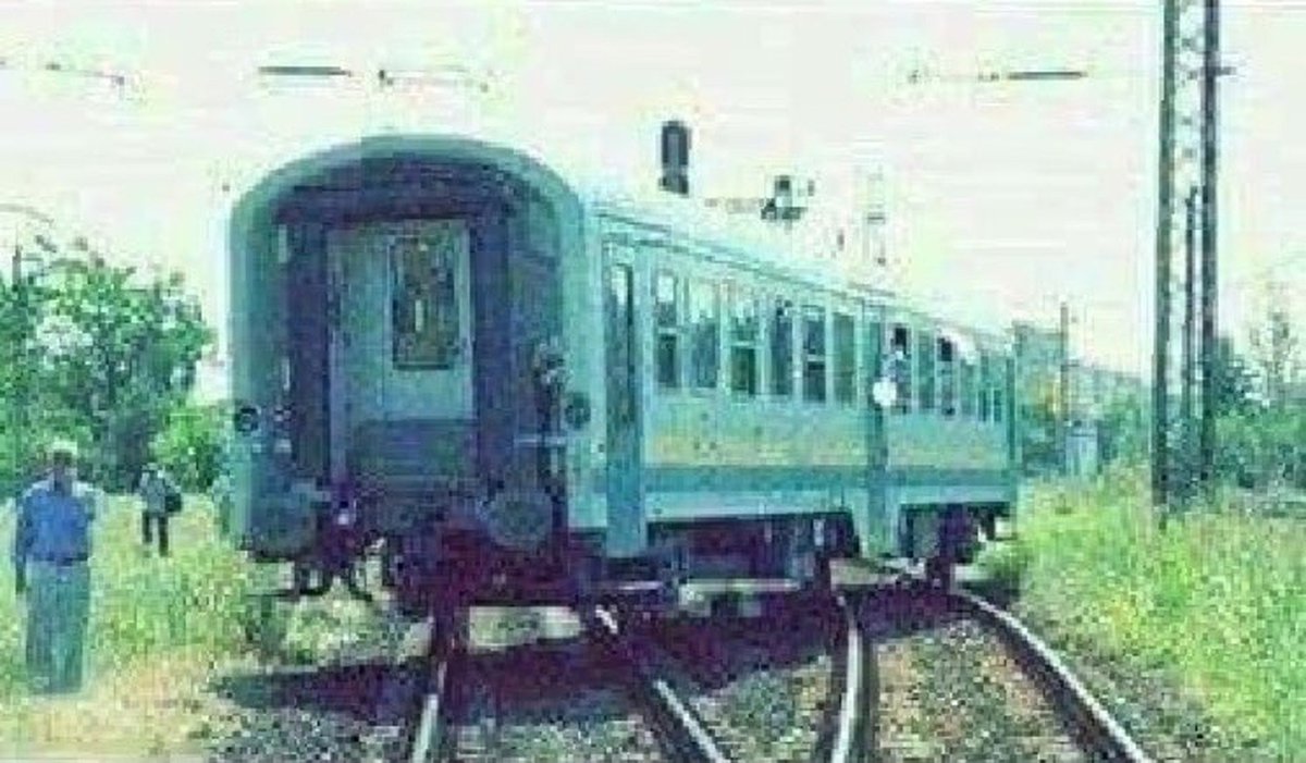 RussianBotSim's tweet photo. Track 1: Democrats are COWARDS for not calling for witnesses and sitting through a proper trial.

Track 2: WHEN ARE DEMS SENDING ME MY CHECK, WHAT IS TAKING SO LONG?

Russian bots: https://t.co/AvVDgZsrp1