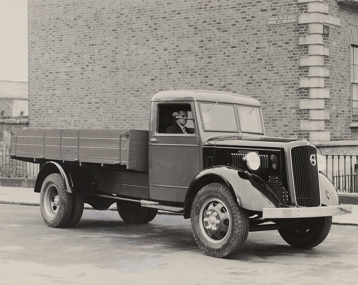 RevistaAT2000's tweet photo. #LunesRetro 
Camión Volvo LV93-95, producido entre 1935-1939 y se comercializó en Dublín, #Irlanda.
#Autotransporte #RevistaAutotransporte #CamionesVolvo #VolvoTrucks #Camiones #Trucks #Caminhoes #Volvo #AncientVehicles #VehículosAntiguos https://t.co/jaexD8Ik9U