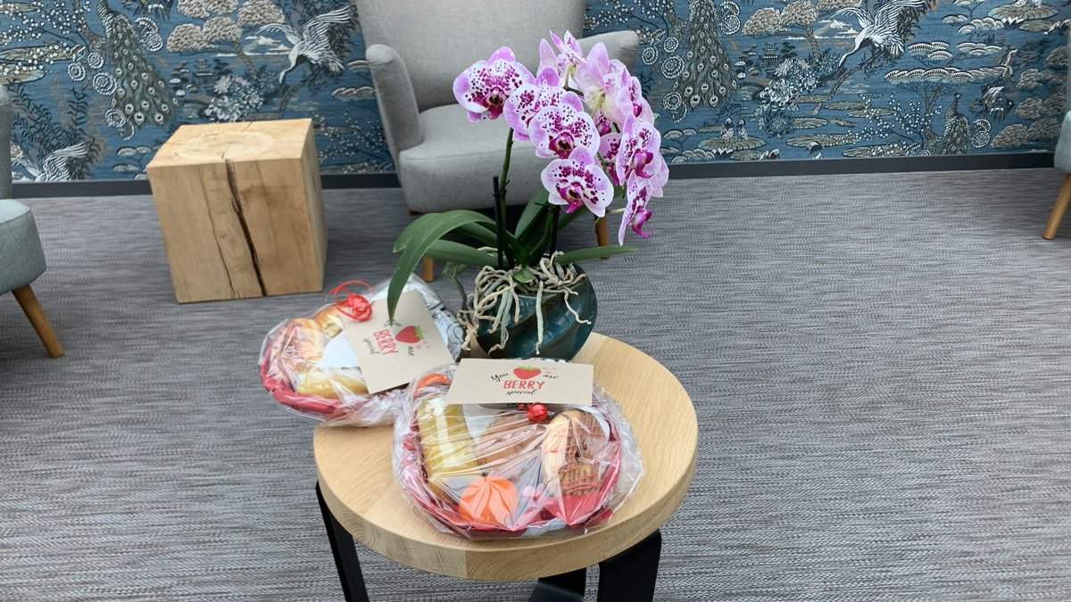 Vandaag smullen onze medewerkers van een overheerlijke Valentijnslunch! Liefde gaat door de maag... dus we konden geen betere manier bedenken om iedereen een warm hart toe te dragen 💌