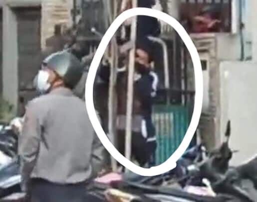 PhilipJohan2's tweet photo. Soldiers and police shot non-violent protesters by using slingshots and air guns in Mandalay.They shot and tried to arrest even the reporters around that area.
#WhatsHappeningInMyanmar 
#SaveMyamar 
#Feb15Coup https://t.co/oaWsj8FeX5