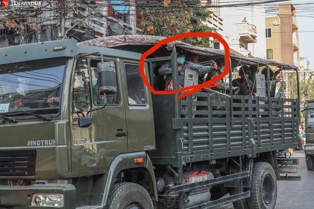 PhilipJohan2's tweet photo. Soldiers and police shot non-violent protesters by using slingshots and air guns in Mandalay.They shot and tried to arrest even the reporters around that area.
#WhatsHappeningInMyanmar 
#SaveMyamar 
#Feb15Coup https://t.co/oaWsj8FeX5