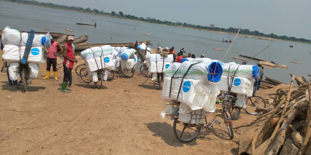 Des vélos attendent de traverser la rivière Uélé à pirogue pour acheminer seaux, savons, bâches et bidons à #Ndu, localité située à 175 kilomètres de #Yakoma. 

Malgré les défis logistiques, l’UNICEF apporte une réponse d’urgence aux réfugiés centrafricains arrivés en RD #Congo.