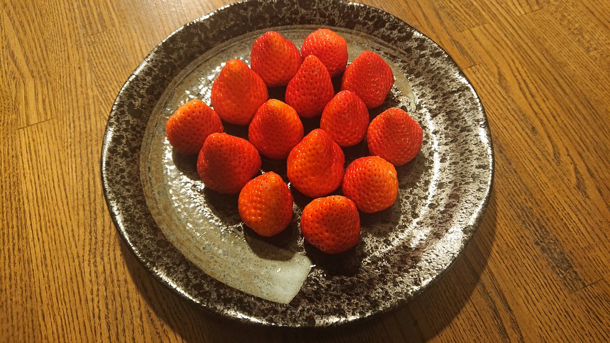 1484_yumenoka15's tweet photo. 今日は15日、イチゴの日です。
ゆめのか苺は夢に向かって頑張る君を応援しています。
#ゆめのか #苺
#みんなの夢が叶いますように
#いちごの日 
#15の春 を #イチゴ  で #応援
#頑張れ受験生
#愛知県 #豊橋市 産
#エールのまち豊橋 https://t.co/G6lCcOvUEJ