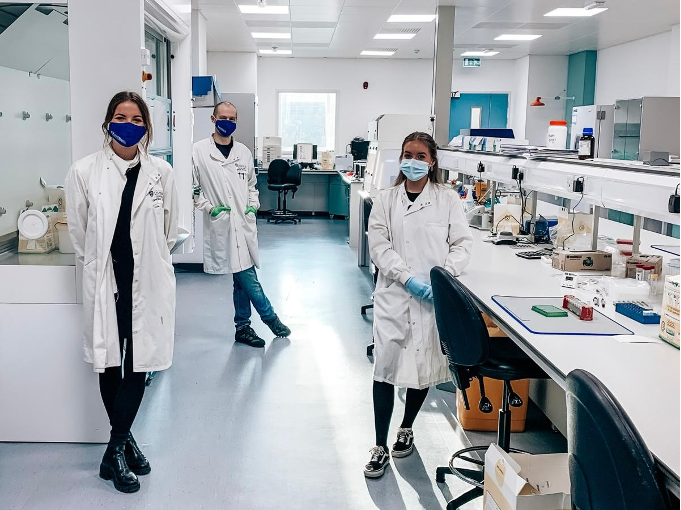 scottishwormboy's tweet photo. The dedication of young scientists like Hermoine, Mark and Hannah is crucial to genomic surveillance to find new COVID19 variants with @CovidGenomicsUK 
Here in our dedicated lab @CGR_UoL @LivUni_IVES https://t.co/SPRJlQF5XX