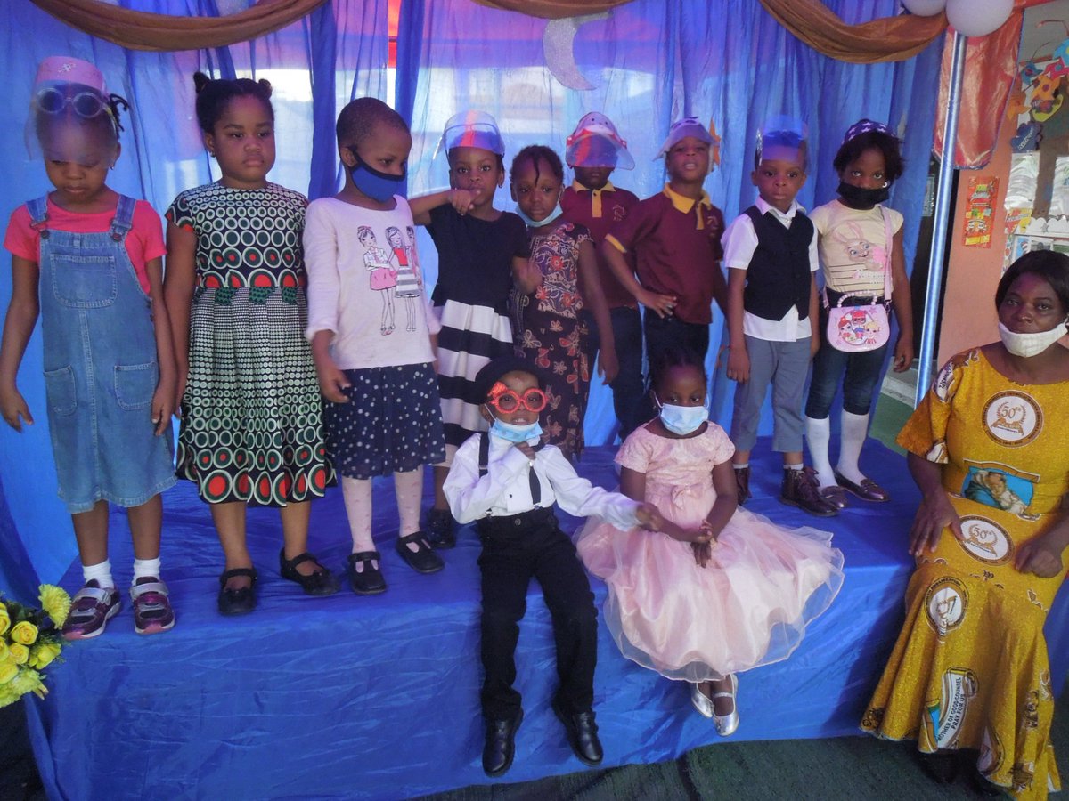 RipeSchool's tweet photo. #RIPECOSTUMEDAY2021. COSTUME DAY IN OLDSCHOOL STYLE. #BACK_IN_THE_DAYS 
#RIPEINTERNATIONALSCHOOL
#TALENTSOFTHETIME
#RIPESCHOOL
#SCHOOLINLAGOS https://t.co/bYLdszL7ta