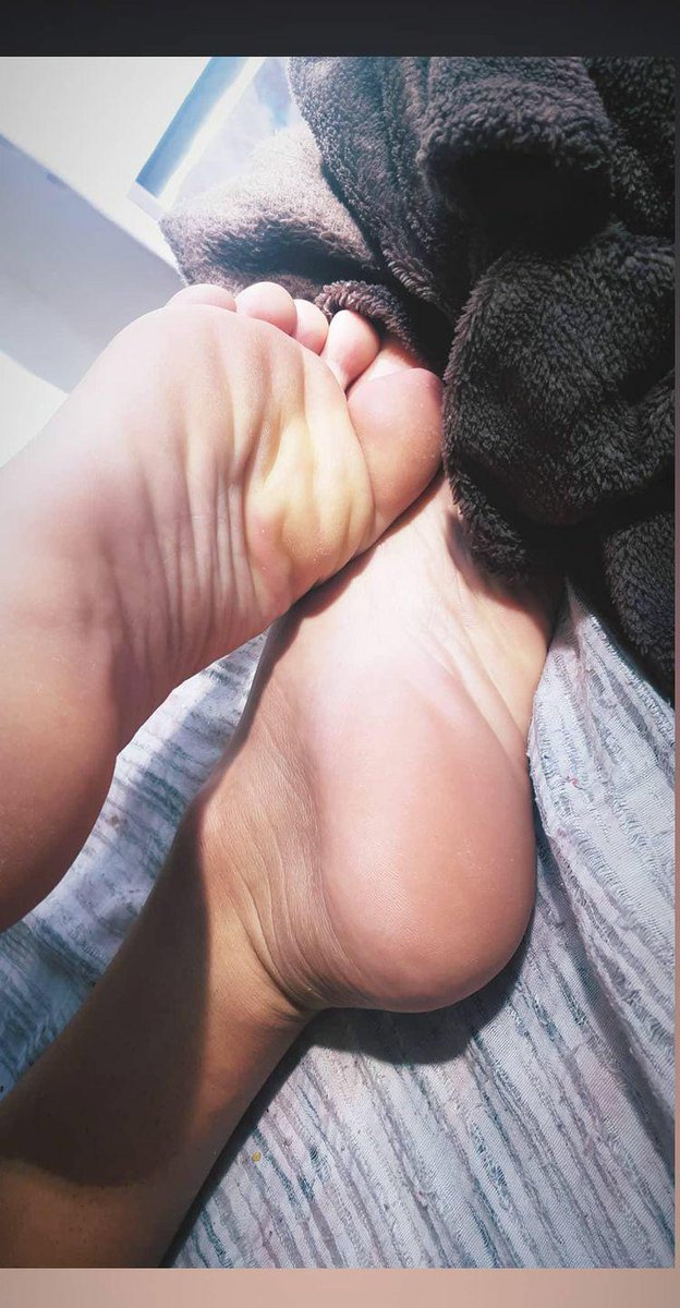 KamillyFerraz5's tweet photo. Respondendo aos pedidos 😍😍😍
3 fotinhas dos meus pés 😘😘😘 https://t.co/m6yPjBzLa3