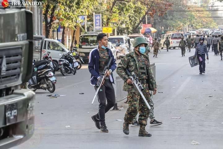 TrThiri's tweet photo. HELP NEEDED TO IDENTIFY THOSE GUNS 
Here is photo of soldier and guy in civilain cloth who has shooted at civilians in Mandalay today.There are photos of civilan guy aiming at civilian as well and photo evidence of wounds inflicted.
HELP IDENTIFY WHICH WEAPON IS THIS  AND ORIGIN? https://t.co/Y7N3PKziQD