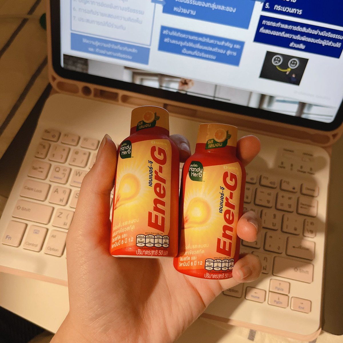 ppinkqx's tweet photo. ช่วงอ่านหนังสือนี่ชอบกิน Ener-G Shot🍋✨ แบบว่ามันเปรี้ยวตาตื่นดีอะ 5555555555 เป็นรสเลมอนหอมๆกินง่าย ไม่ขม อร่อย สมองแล่นดีมาก นี่ชอบอ่านหนังสือตอนกลางคืนก็กินตลอด ตอนเช้าซัดอีกขวดจะได้ไม่เบลอ ใครมองหาตัวช่วยลองดูได้นะ สมองไม่ล้ามีสมาธิดี https://t.co/Isrwv8Dotp