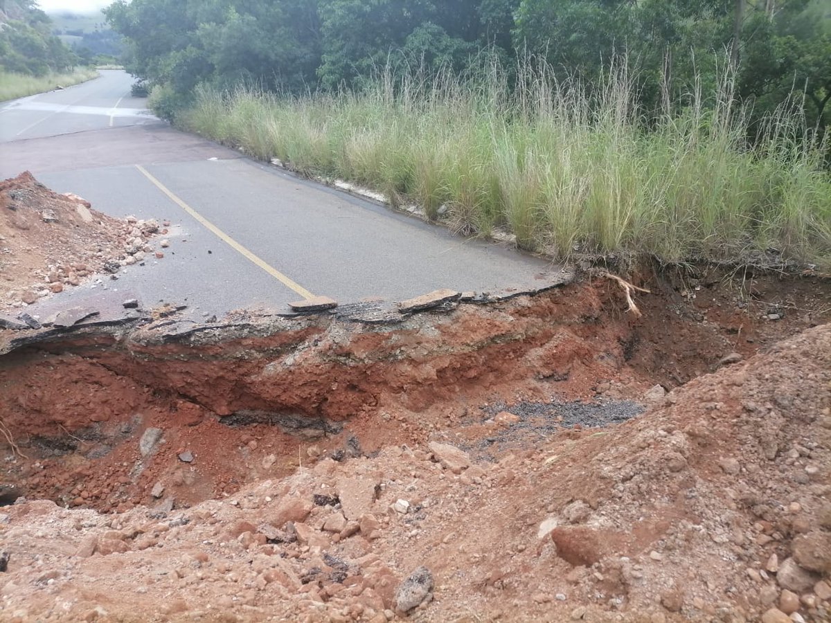 traffic_mp's tweet photo. R541 between Badplaas and Machadodorp completely closed, motorists are advised to use an alternative routes. https://t.co/5G1Bt92HYS