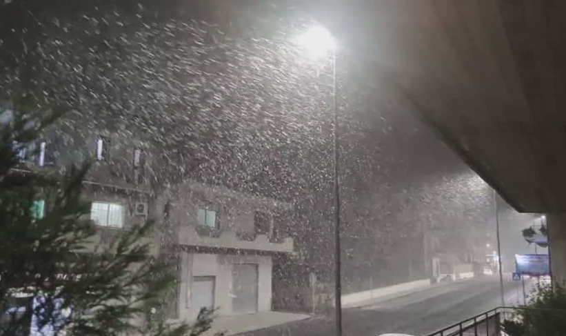TgrRaiSicilia's tweet photo. Vento gelido e #neve a bassa quota. #Ghiaccio in diverse strade. Fermi #traghetti e #aliscafi, #Eolie isolate. #Mareggiate lungo le coste. Danni all'agricoltura.
Nel Tg delle 14
@TgrRai https://t.co/3n4W6nfcwX