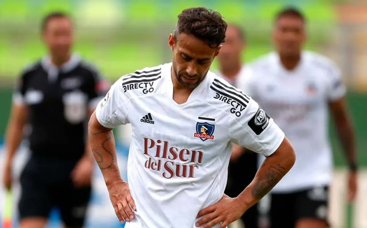 Même soucis pour Jorge Valdivia. El Mago est arrivé en cours d'année 2020 pour tenter de sauver le club, mais son contrat le lie à Colo-Colo jusqu'à Décembre 2021. Qu'en sera-t-il si en 2021, Colo-Colo joue alors en Primera B ?