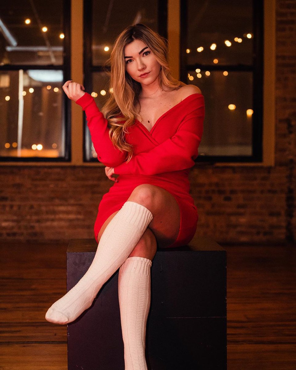 lesligilley's tweet photo. #milf Come see me LIVE https://t.co/oIah7BWUsA