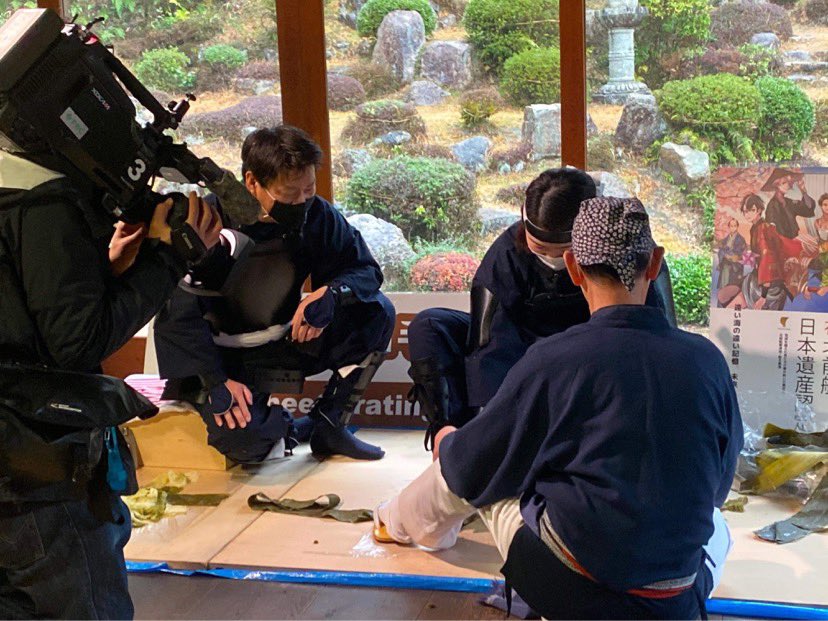 tsuruga_history's tweet photo. 甲冑寸劇やったり、おぼろ昆布すきやったりと1日中遊びました。
1日でテレビと新聞の二つを受けて
皆んなのテンションがハイに https://t.co/Y4xCZa5Cpj