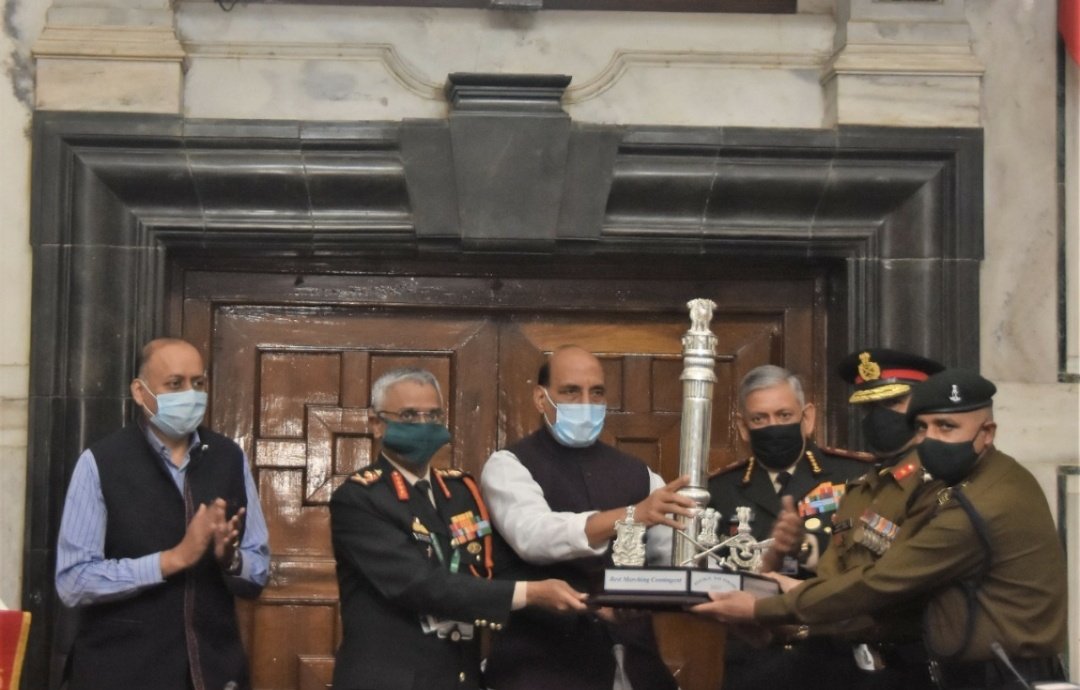 Defence_Squad_'s tweet image. Raksha Mantri Shri Rajnath Singh presented #RepublicDay2021 Parade Best Marching Contingent trophy to the contingent of Jat Regiment.
General MM Naravane COAS and All Ranks of the #IndianArmy compliment the #JatRegiment contingent on this achievement.