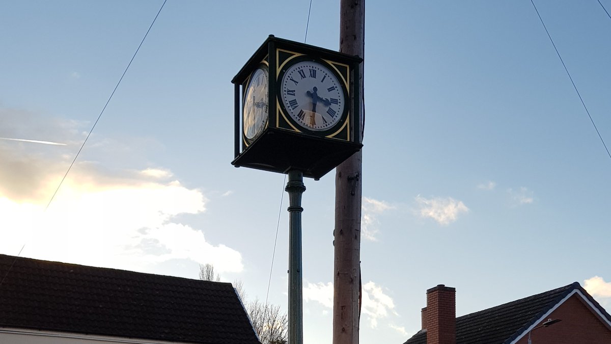 Inscribed 'The Gift of Francis Sandars 1866'. Originally a gas lamp lit by the village gasworks, in recent years replaced with a clock. The clock and plinth are a Grade II listed monument.
#OwstonFerry #History #IsleofAxholme