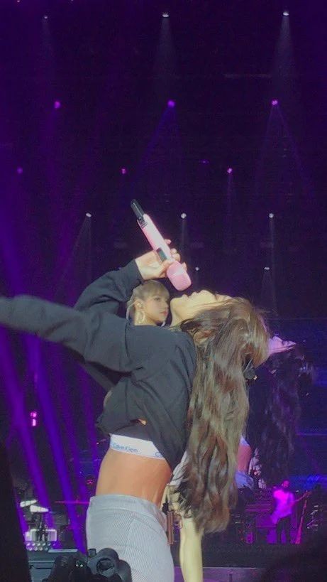 jenminwium's tweet photo. when jimin saw jennie; https://t.co/txd1wgAc8c