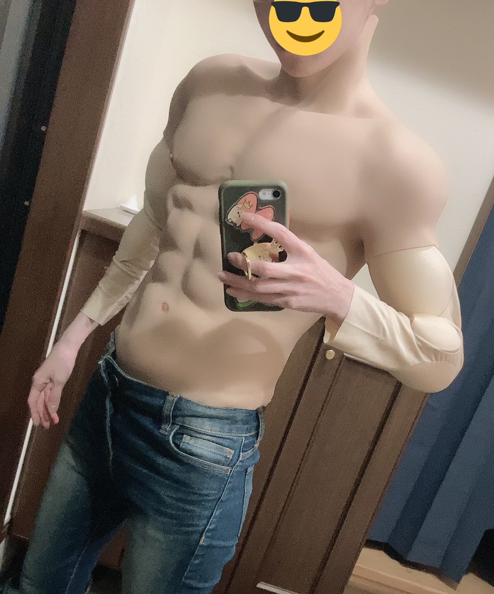 ひ 左 しゅごい 筋肉に追いついた シリコンの中に別の筋肉パーツと 普段ガタイいいキャラやる時の 筋肉インナー着てるけど 笑笑 これで心置きなく筋肉キャラできる