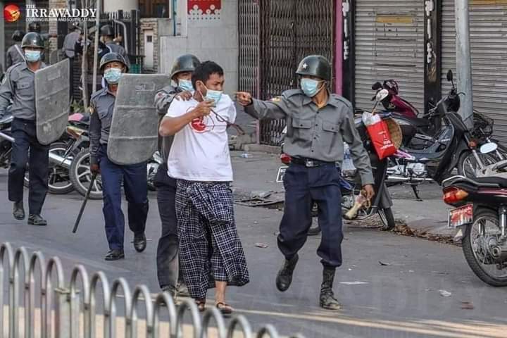 During an Anti-military coup protests in Mandalay, the police and soldiers attack the protesters like this.

#CivilDisobedience 
#SaveMyammar
