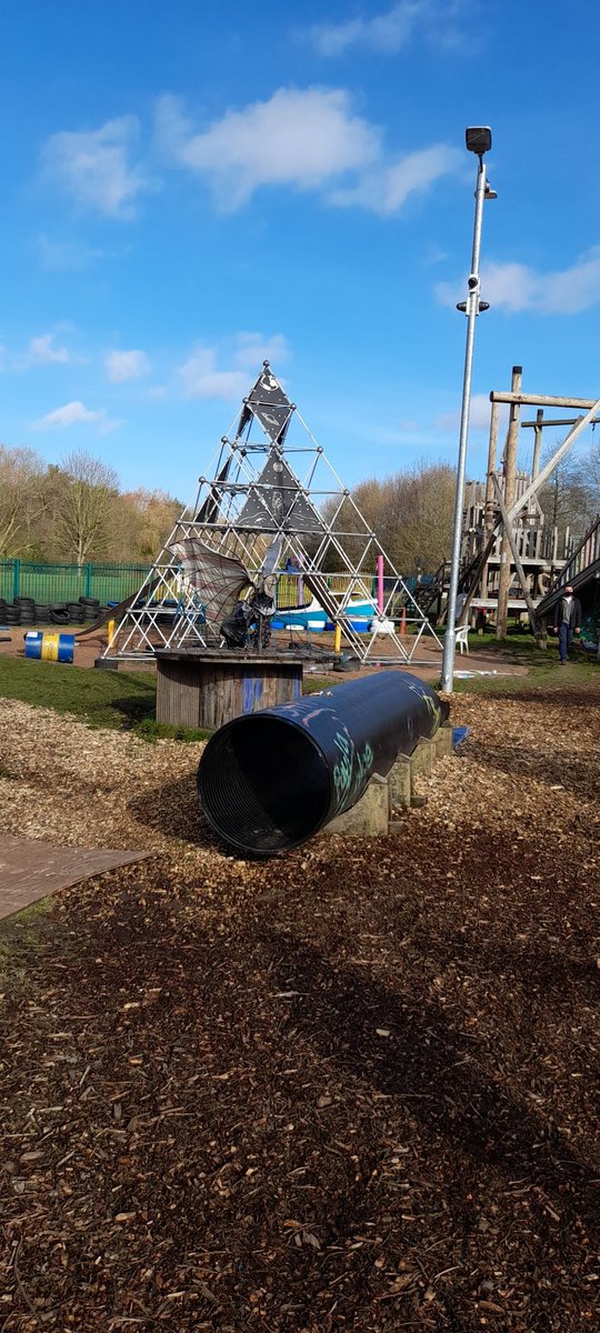 MeridenAPG's tweet image. So nice to see children playing and to see blue skies. @MeridenAPG 
#bluesky # spring in the air