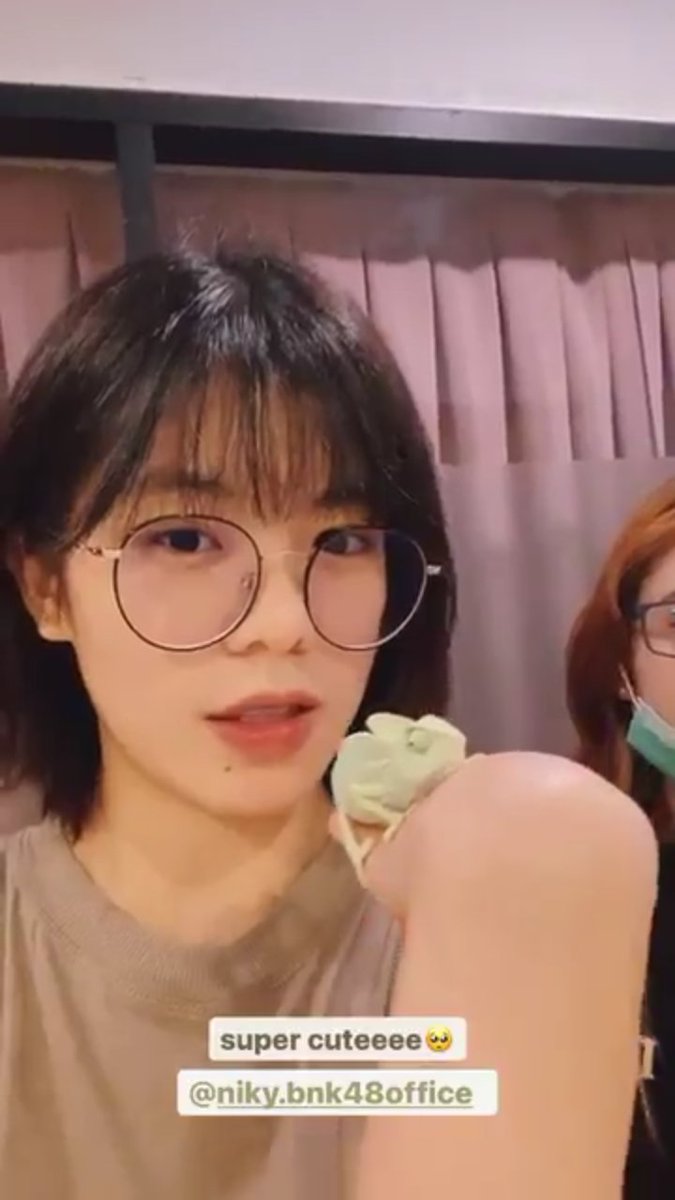 BNK48FansINA's tweet photo. Bunglon milik Niky yang bernama Chuzzlewit telah mencuri perhatian para member 😂😂

#NikyBNK48 #JennisBNK48 #MewnichBNK48 #WeeBNK48 https://t.co/ciAysS6iAW