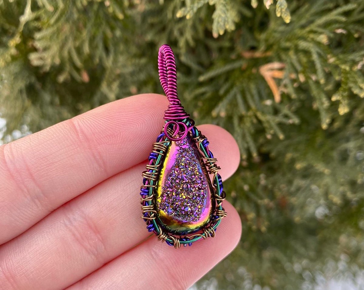 soulful_wraps's tweet photo. Titanium Druzy Agate Pendant 
Available Friday 2/19 at FIVE PM est! 
Instead of the usual 6pm est! 
https://t.co/nojryT5PGW
Part of the Reggae Rainforest Collection 
🌴🇯🇲🍄🍃 https://t.co/wuTwOdUw8E