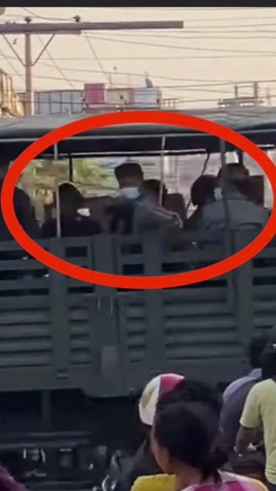 Feb 15, Mandalay. Police are shooting ongoing civilians with slingshots. #Feb15Coup #PoliceBrutality #SaveMyanmar #SaveBurma
#militarycoupinmyanmar
#RejectTheMilitary
#HearTheVoiceOfMyanmar
#RespectOurVotes #MilkTeaAlliance