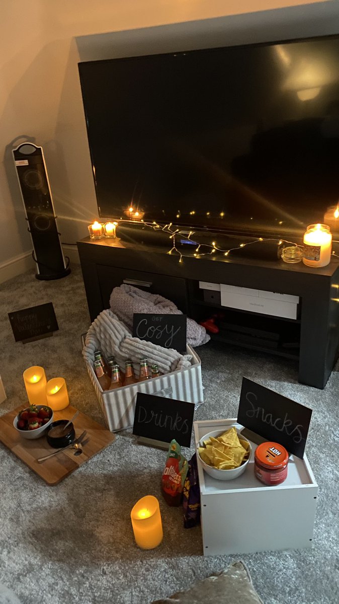 _gemmagilbertt_'s tweet photo. How I spent my valentine’s yesterday, cosy movie night all day &amp; lots of snacks🥰

I love setting things up like this! Doing things little things like this is what made me want to get into events! 🤩

#valentines #event #movienight #setupinspiration #eventstudent #valentines2021 https://t.co/uCjIQtwuPC