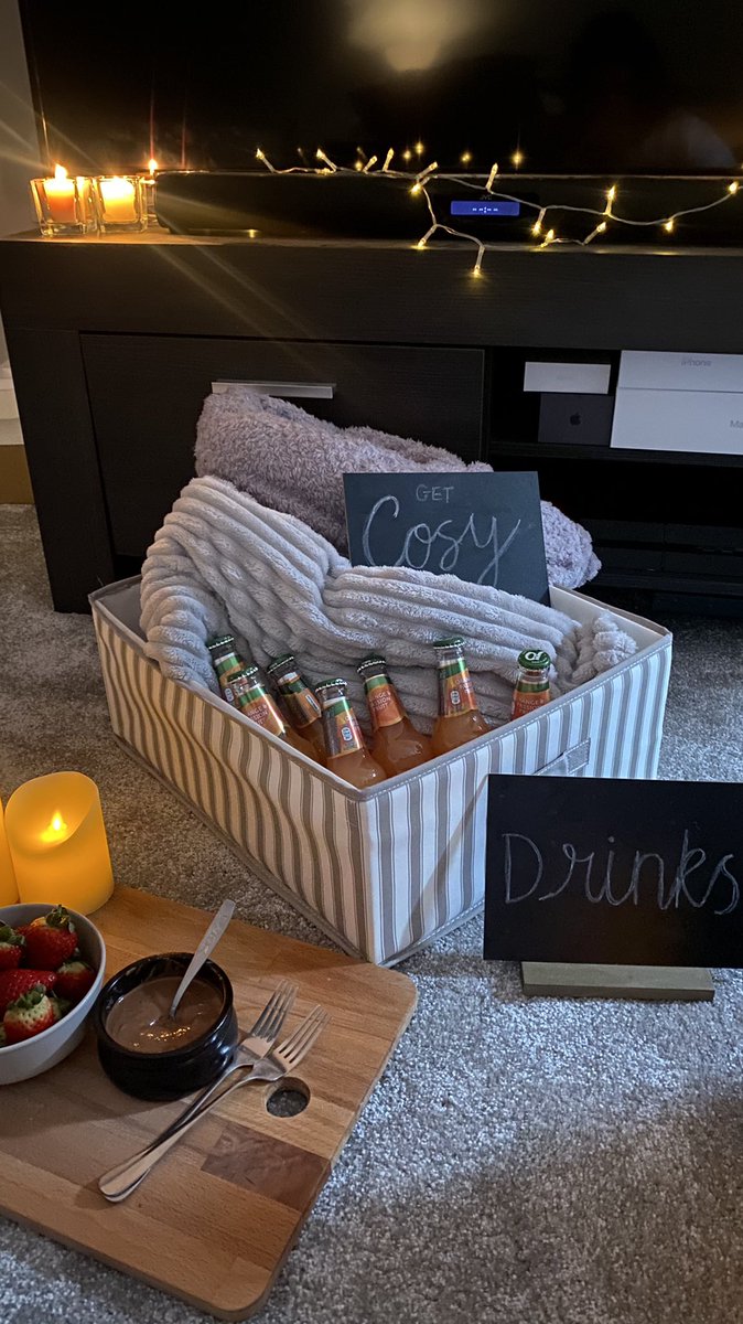 _gemmagilbertt_'s tweet photo. How I spent my valentine’s yesterday, cosy movie night all day &amp; lots of snacks🥰

I love setting things up like this! Doing things little things like this is what made me want to get into events! 🤩

#valentines #event #movienight #setupinspiration #eventstudent #valentines2021 https://t.co/uCjIQtwuPC