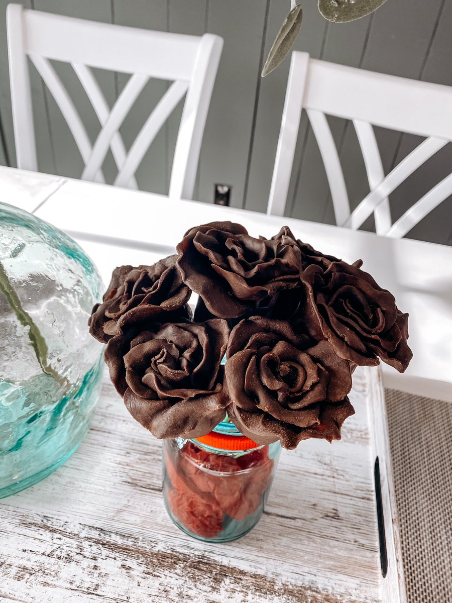 brandicrossing's tweet photo. my bf really spoiled me this year.. half a dozen HANDMADE CHOCOLATE ROSES 🥺🌹♥️ https://t.co/5z7dUsJggC