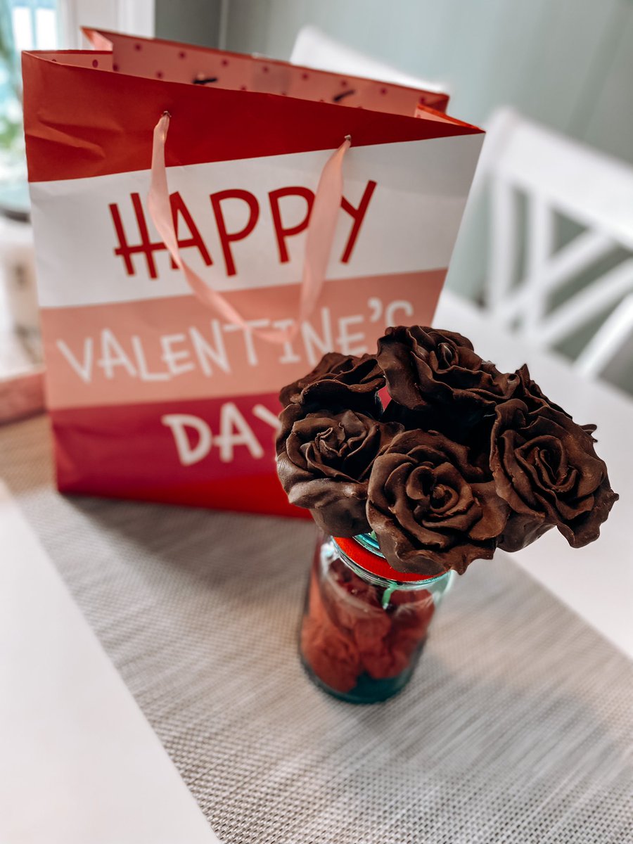 brandicrossing's tweet photo. my bf really spoiled me this year.. half a dozen HANDMADE CHOCOLATE ROSES 🥺🌹♥️ https://t.co/5z7dUsJggC