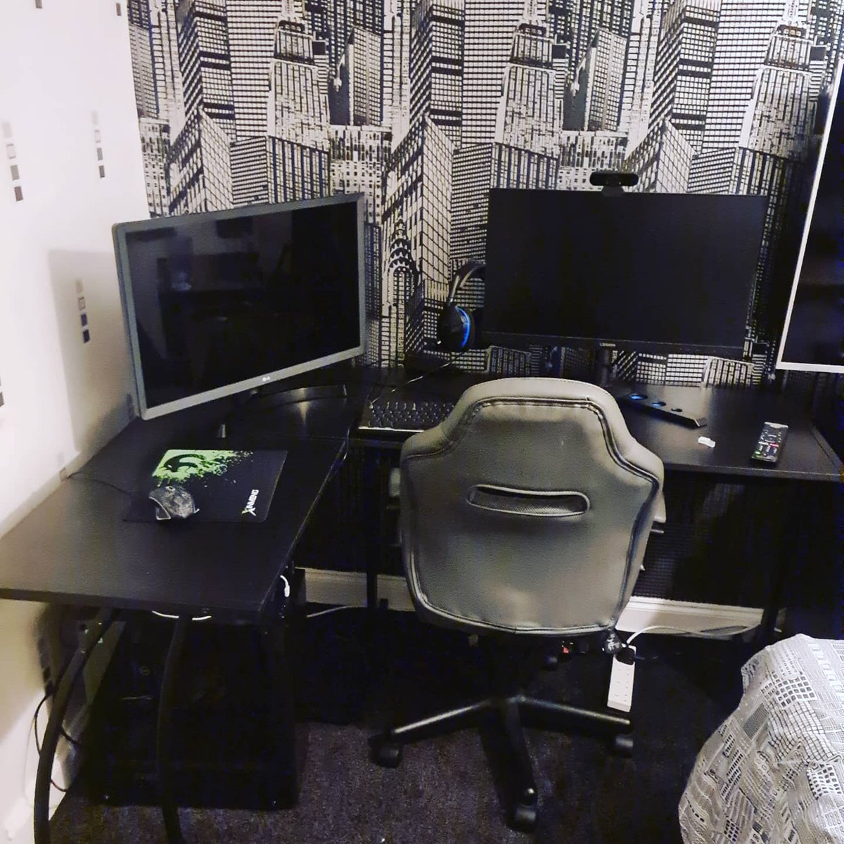 ManlikeMoons's tweet photo. New gaming setup coming together #gaminglife just need gaming chair now to get proper started cause u ent good without a proper gaming chair lol https://t.co/uADsnwpDF3