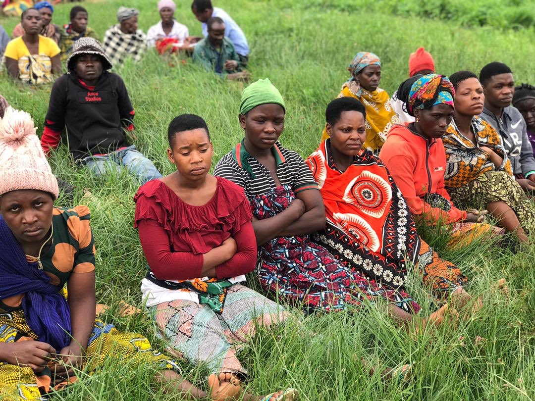 ya_mbeya's tweet photo. Mkurugenzi wa Jiji la Mbeya Amede E.A Ng’wanidako akiongea na wananchi wa Mwansekwa Jijini Mbeya kuhusiana na mpango wa Halmashauri ya Jiji la Mbeya wa kupima ardhi katika eneo hilo https://t.co/pwcZalToJv