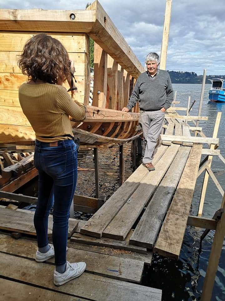 somos_aldea's tweet photo. Ha fallecido en Chiloé el destacado Carpintero de Ribera, don Rubén Pacheco Barria.
Su astillero construye lanchas y embarcaciones menores,hechas a partir del saber vinculado al mar, la navegación y al conocimiento profundo de la madera.

Hoy celebramos la vida de don Rubén 🚤. https://t.co/k9w6wy0rzO