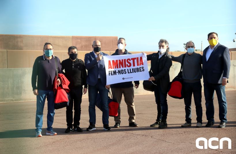 catalannews's tweet photo. #BREAKING: A day after the Catalan election, Spain's public prosecutor requests that the jailed pro-independence leaders' leave permits be revoked and calls for them to be suspended immediately pending a judge's final ruling

More on: https://t.co/9oqpgsqxh4 https://t.co/eHTdHeprrR