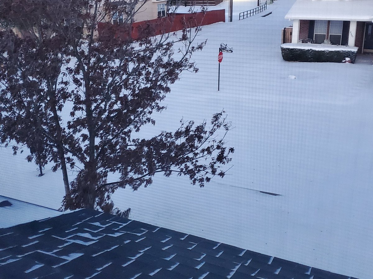 BexarCOSW's tweet photo. The morning after. What an epic sight. 👀❄🌨 #satwx #txwx #postsnowstorm https://t.co/4CzrHqxsmO