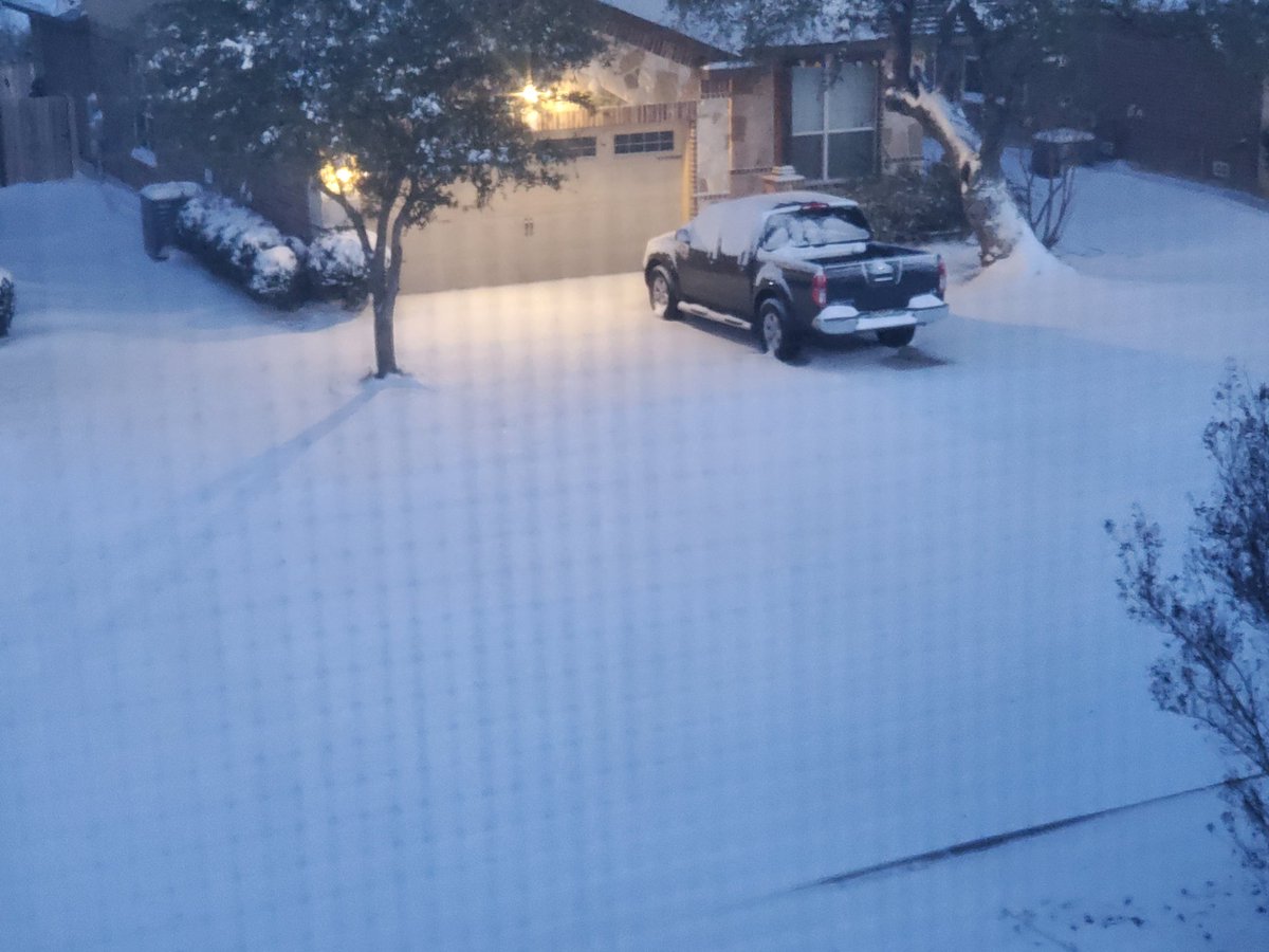 BexarCOSW's tweet photo. The morning after. What an epic sight. 👀❄🌨 #satwx #txwx #postsnowstorm https://t.co/4CzrHqxsmO