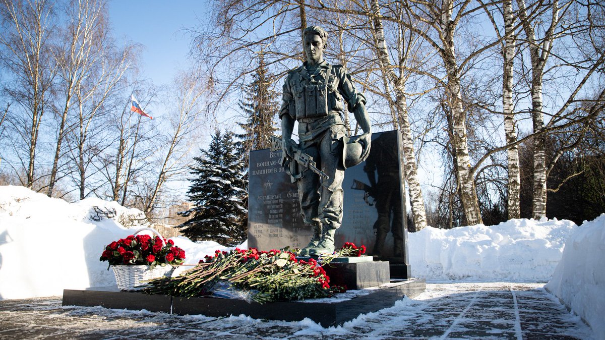 v_slepcov's tweet photo. В этот день 32 года назад завершился вывод советских войск из Афганистана. Сегодня память воинов-интернационалистов почтили возложением. Низкий поклон за ваш подвиг! Мы помним.
⠀
#нашеПодмосковье #Солнечногорск https://t.co/KaCvcbMZBa
