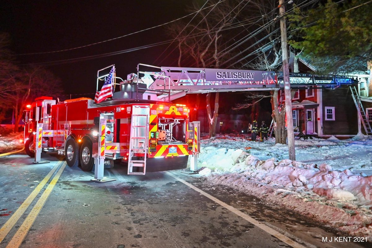 KMEFire's tweet photo. #KMEatWork - Shown here is Salisbury Fire Department, MA Ladder 5 in action last night at a 2 alarm fire. #KMEFire #KMEWorksForYou #ConfidenceAtEveryStep #TuffTruck
📷: Michael Kent
Sold by: Bulldog Fire & Emergency Apparatus https://t.co/eQB6Dwq5jw