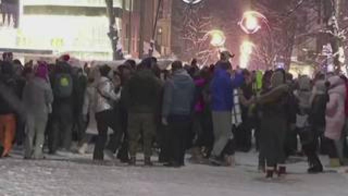 welt's tweet photo. Corona-Lockerungen: Partys bei Öffnung von Skigebieten – dann greift die Polizei ein https://t.co/aH1BjPhX2H https://t.co/4SfNuSlKKg