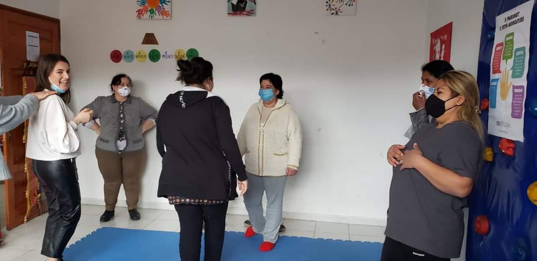 Nisma_ARSIS's tweet photo. Një grua në proces lirimi e ka tepër të vështirë të integrohet në shoqëri.

Në qendrën tonë ditore organizuam një aktivitet, ku në thelb u përcoll mesazhi i ndërgjegjësimit të:

- shoqërisë,✔️
 - familjes✔️ 
 -komunitetit✔️ 

për t’i mirëpritur këto gra.

#BashkimiEvropian #TLAS https://t.co/85t0RaZgn9