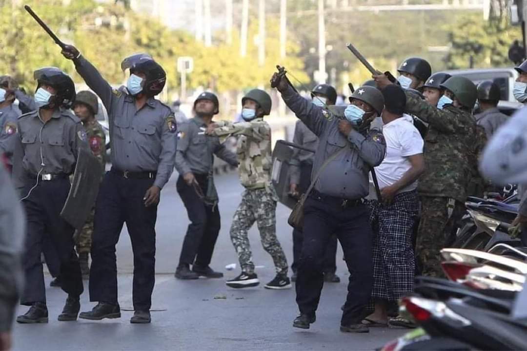 Raiding on residents. 

#WhatsHappeningInMaynmar 
#SaveMyanmar 
#Mandalay
#Myanmarcoup 
#MyanmarPoliceBrutality