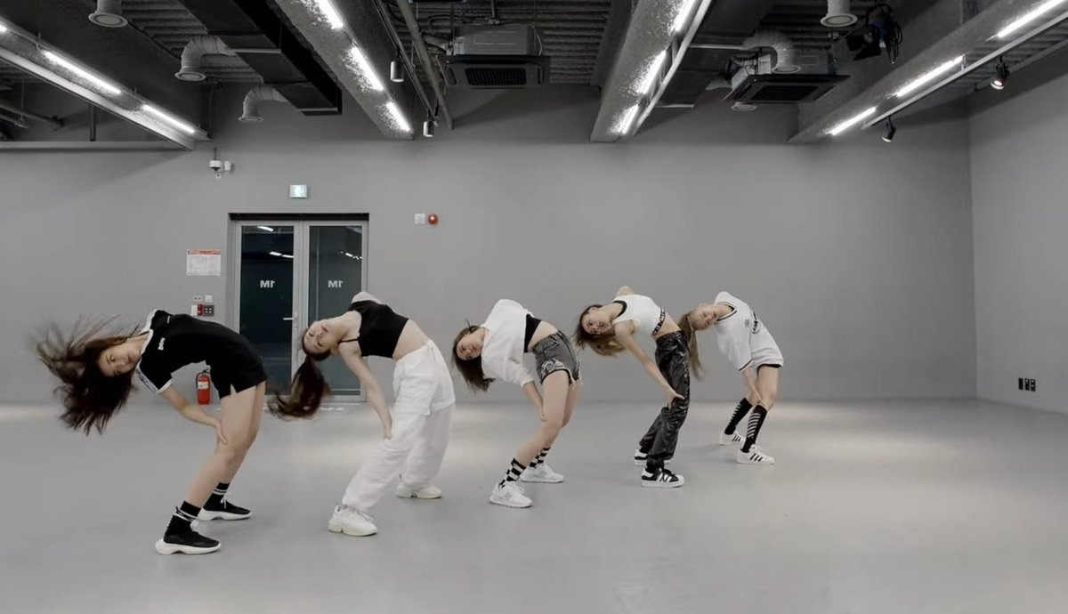 yeppeunryuna13's tweet photo. ในบรรดานักเต้นเค้าตื่นเต้นกับ synchronization ของอิทจีกันมากเลยนะมันพร้อมกันทุกอย่างดีเทลเล็กๆอย่างปลายผมก็ยังพร้อมกันอะ แล้วของพวกนี้มันมีเทคนิคในการสะบัดด้วยไม่ใช่ของง่ายๆที่จะพร้อมกันขนาดนี้ โคตร respect เลย
#ITZY #있지 @ITZYofficial https://t.co/lTJahOzk1i