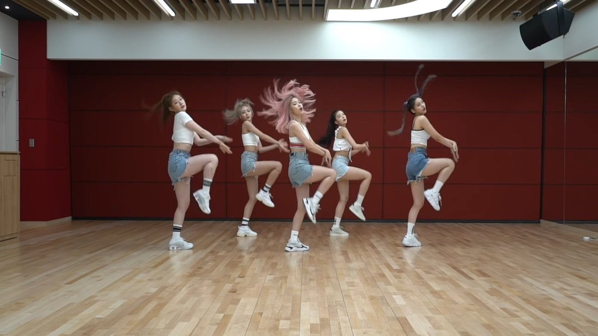 yeppeunryuna13's tweet photo. ในบรรดานักเต้นเค้าตื่นเต้นกับ synchronization ของอิทจีกันมากเลยนะมันพร้อมกันทุกอย่างดีเทลเล็กๆอย่างปลายผมก็ยังพร้อมกันอะ แล้วของพวกนี้มันมีเทคนิคในการสะบัดด้วยไม่ใช่ของง่ายๆที่จะพร้อมกันขนาดนี้ โคตร respect เลย
#ITZY #있지 @ITZYofficial https://t.co/lTJahOzk1i