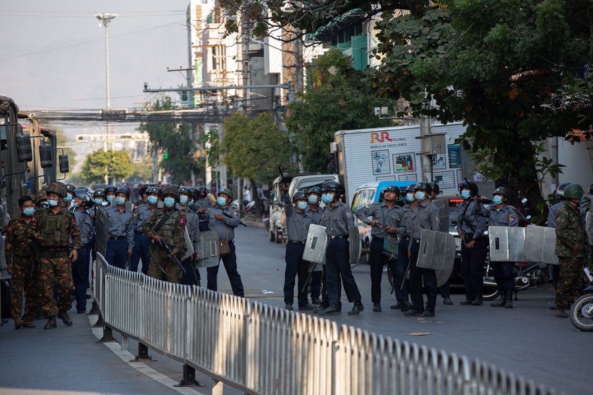 Myanmar_Now_Eng's tweet photo. Soldiers and police used rubber bullets and slingshots to crack down on protesters in Mandalay this afternoon. At least three people were injured. It’s still unclear how many people were arrested. 
#WhatsHappeningInMaynmar #militarycoup https://t.co/0e6wLCUzkE