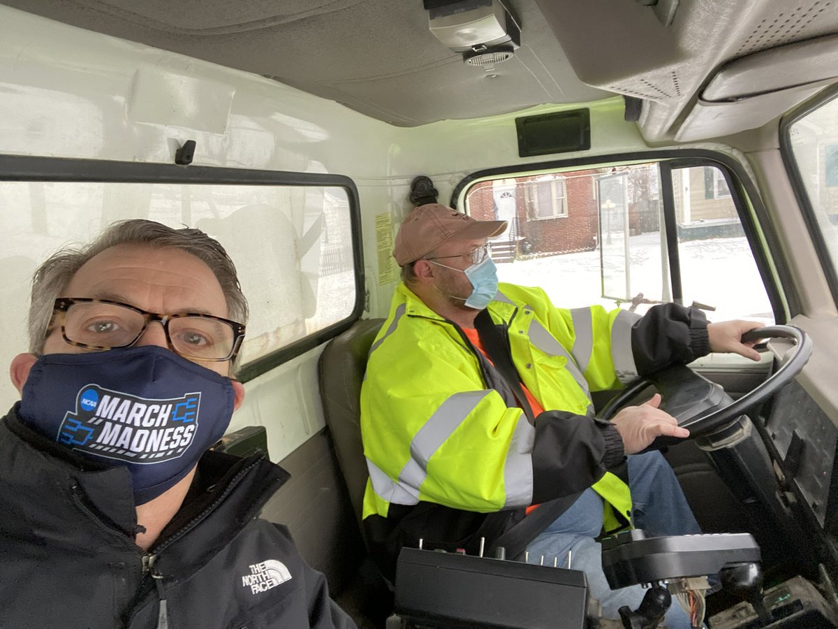 MayorWinnecke's tweet photo. Riding a snow plow this morning w/ driver Brian Murray. Driving lanes are mainly passable but snow covered. Snow has stopped for now, but crews are ready for heavy snowfall later. @EvansvilleINGov crews have been out since 3 am. https://t.co/qODDhXBmLX