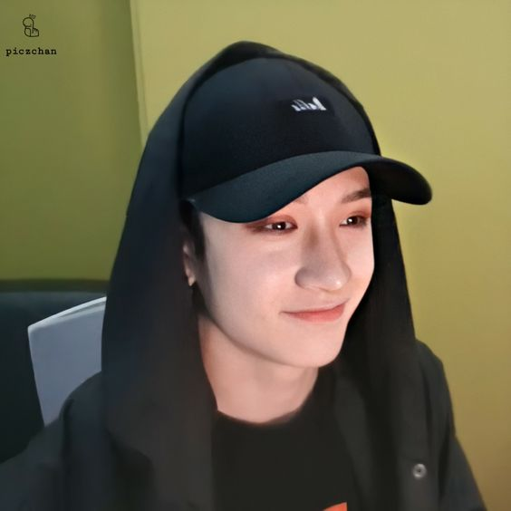 97JEUNBI's tweet photo. @skzbngchris really? then what song will you sing for me? https://t.co/gHk7lTF19x