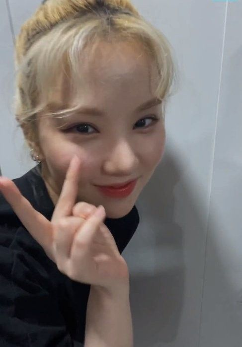 97JEUNBI's tweet photo. @skzbngchris Believe me, you are the one, Whom my heart finds, Whom my mind reminds me of, Whom my destiny wants, Whom I love the most. ❤ https://t.co/jLk48WkuHR