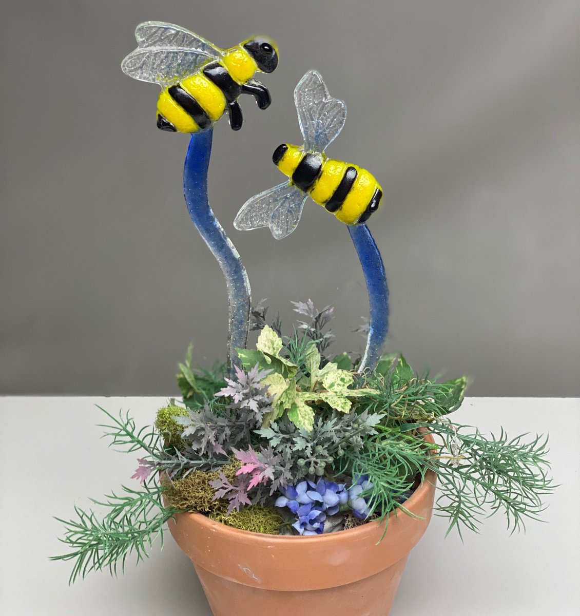 creativeglassuk's tweet photo. We are all looking forward to the spring - why not have a go at making these beautiful fused glass bee stakes to brighten your garden pots #fusedglass #fritcasting #creativeparadise #fusingmoulds #fritcastingmoulds #fusedglassartist https://t.co/Phx5beRsqj