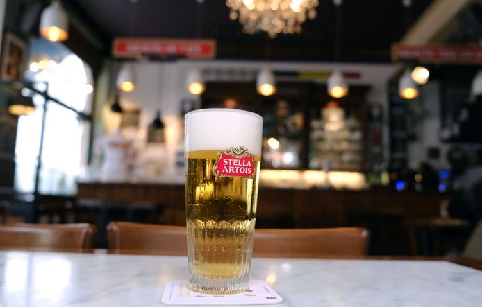 Hier is een pintje in een café, voor moest ge vergeten zijn hoe dat er uitziet.